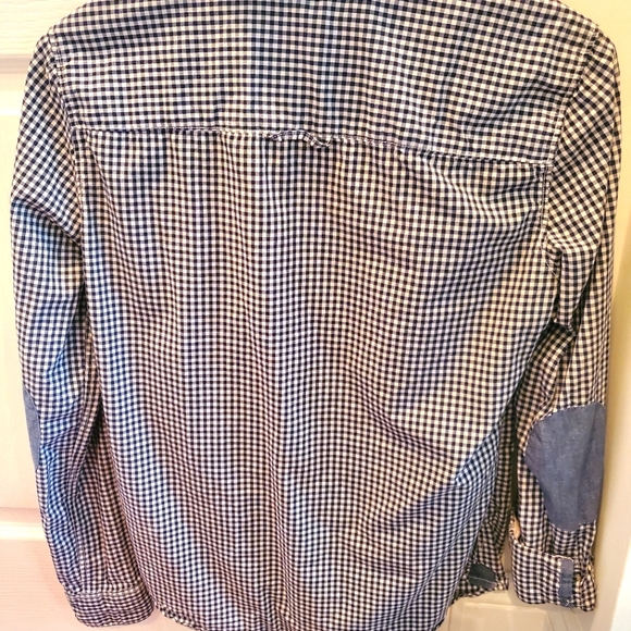 Timeless button down - Picture 2 of 3